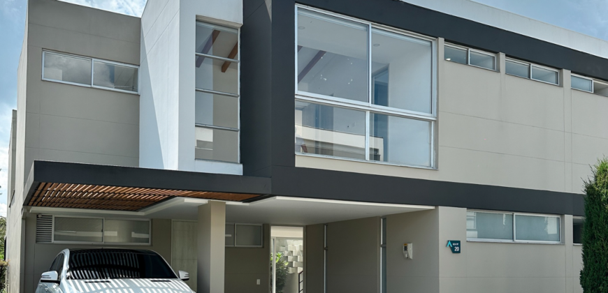 Casa de dos niveles Llanogrande