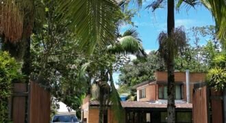 Casa con amplia zona verde