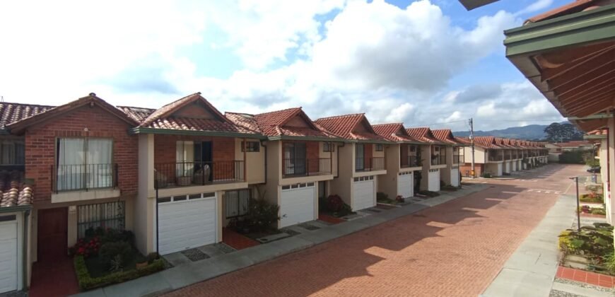 Casa cerca al centro comercial Viva