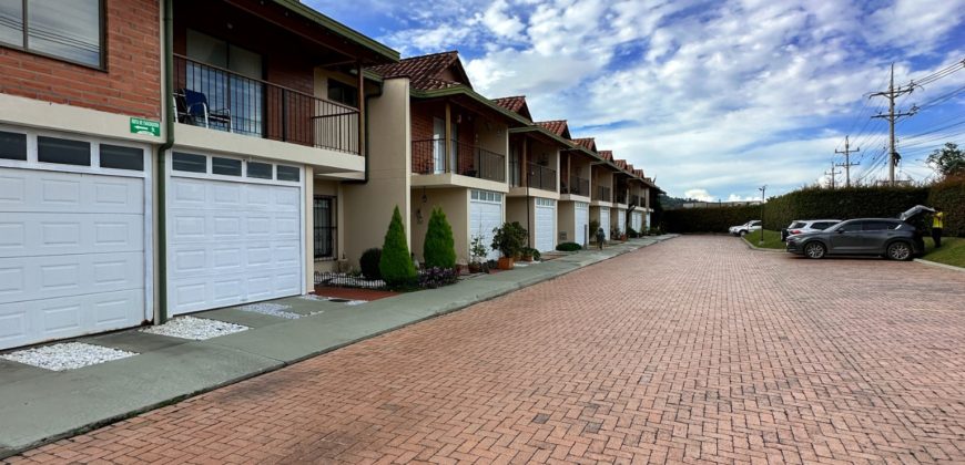 Casa cerca al centro comercial Viva