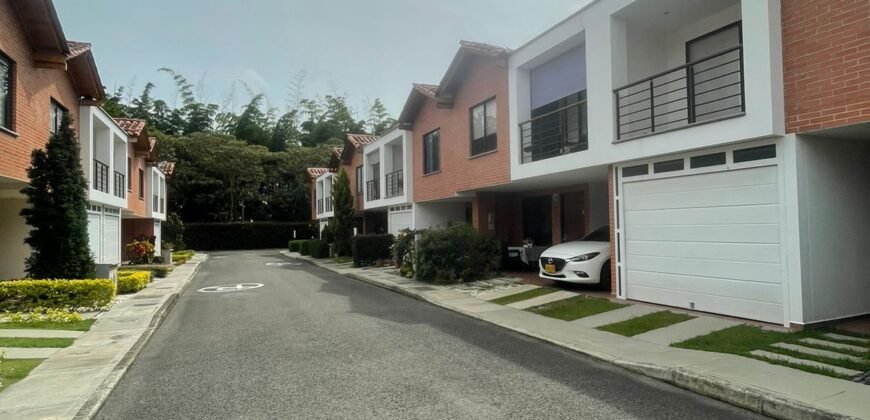 Casa cerca al centro comercial Viva