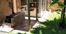 Casa con amplia zona verde