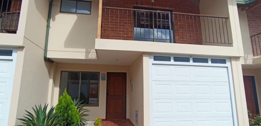 Casa cerca al centro comercial Viva